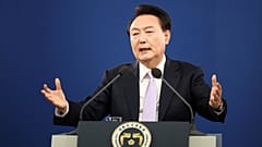  Le président sud-coréen Yoon Suk Yeol répond à une question des journalistes lors d'une conférence de presse au bureau présidentiel à Séoul, Corée du Sud, jeudi 7 novembre 2024. 