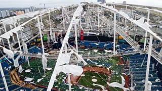 Un estadio de fútbol en Florida, con su techo hecho jirones.