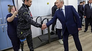 Президент РФ Владимир Путин посещает Центр травматологии и ортопедии в Москве