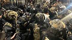 قوة من الجيش الكوري الجنوبي يحاولون الدخول إلى مبنى البرلمان في العاصمة بعد قرار الرئيس بفرض الاحكام العرفية