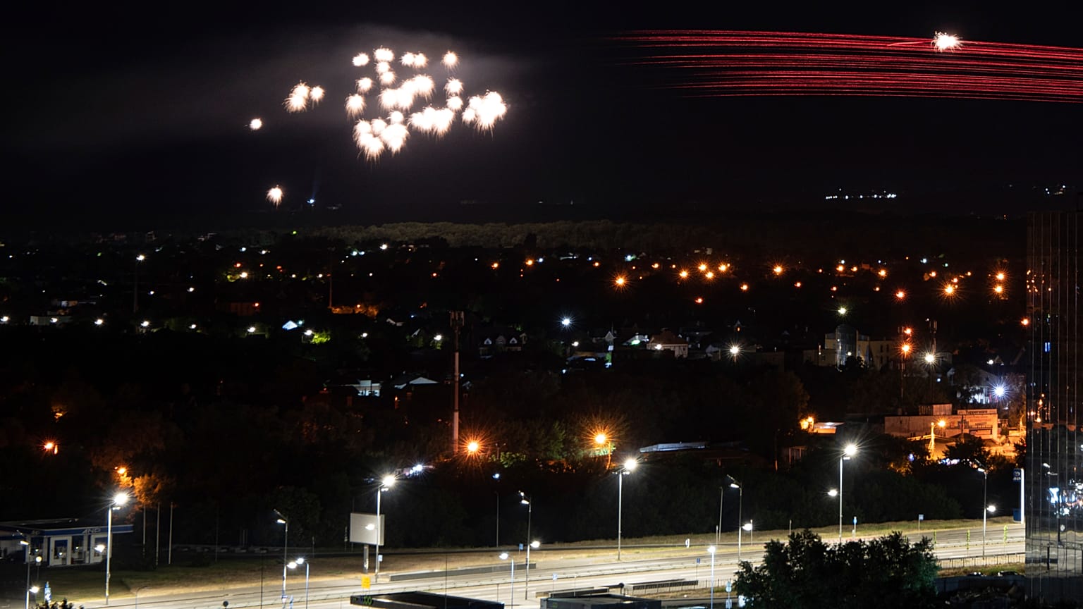Las defensas aéreas ucranianas disparan para detener a los drones en una incesante oleada de bombardeos dirigidos contra Kiev la madrugada del martes en Kiev.