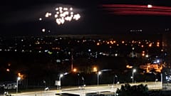 Les défenses aériennes ukrainiennes tirent pour arrêter les drones dans une vague incessante de bombardements visant Kiev tôt mardi matin à Kiev, en Ukraine, le 30 mai 2023.