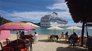 Una nave da crociera visita il porto di Huatulco in Messico