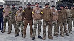 Por orden de Peaky Blinders: La unidad ucraniana recibe regalos del creador de la serie