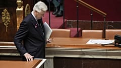 Le Premier ministre français, Michel Barnier, quitte la tribune de l'Assemblée
