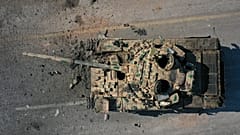 Брошенный бронетранспортер сирийской армии стоит на дороге, контролируемой сирийскими повстанцами, в пригороде Хамы, Сирия, вторник 3 декабря 2024 г. (AP Photo/Ghaith Alsayed)