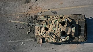 Suriye ordusuna ait terk edilmiş bir zırhlı araç, 3 Aralık 2024 Salı günü Suriye'nin Hama kentinin dış mahallelerinde Suriyeli isyancıların kontrolündeki bir yol üzerinde duruyor (AP Photo/Ghaith Alsayed)