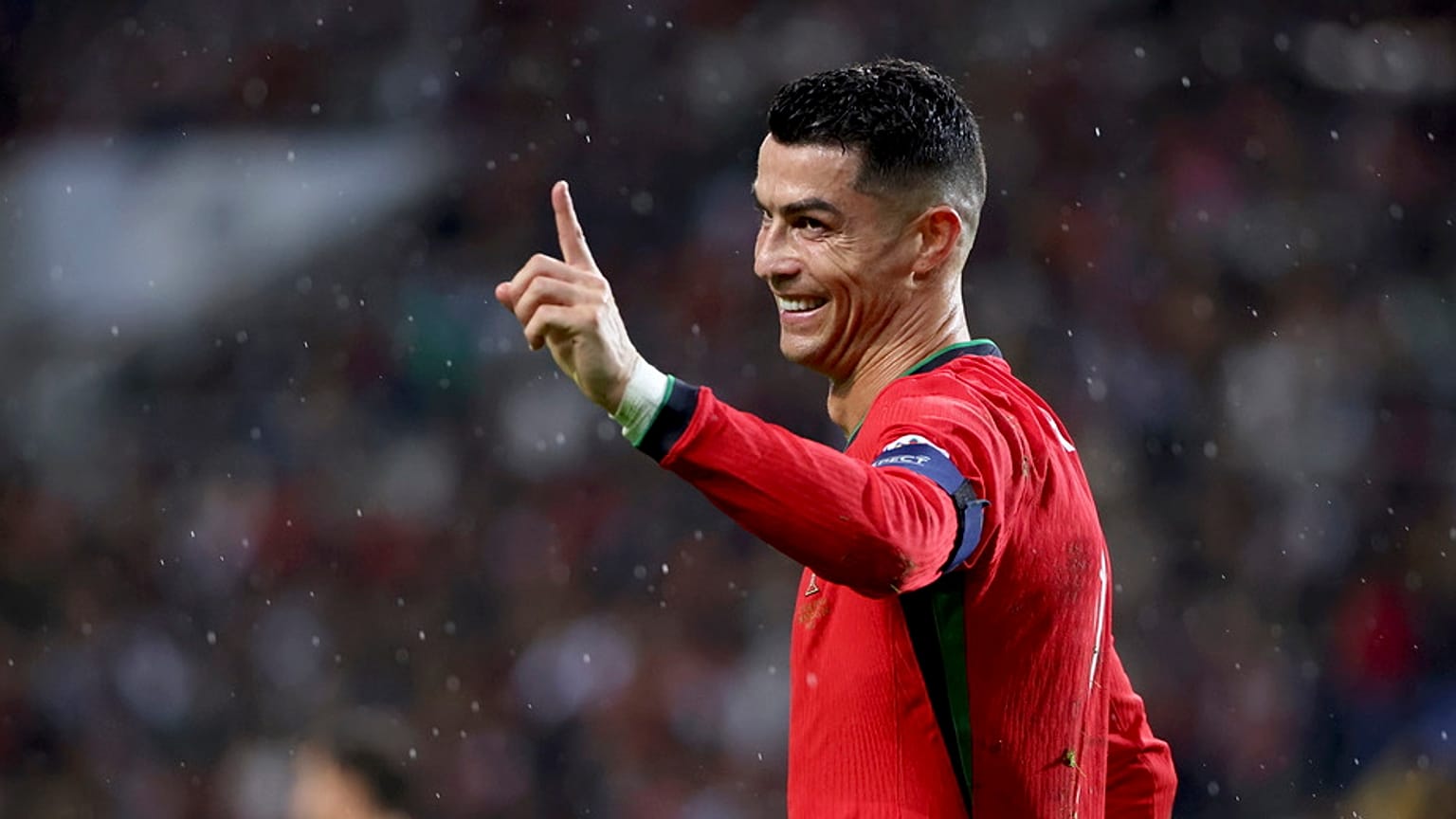 كريستيانو رونالدو خلال مباراة كرة القدم في دوري الأمم الأوروبية بين البرتغال وبولندا في ملعب دراجاو في بورتو، البرتغال، الجمعة 15 نوفمبر 2024. 