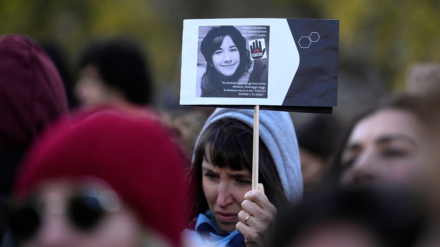 Une femme montre une photo de Giulia Cecchettin à l'occasion de la Journée internationale contre les violence envers les femmes, à Milan, Italie, le samedi 25 novembre 2023.