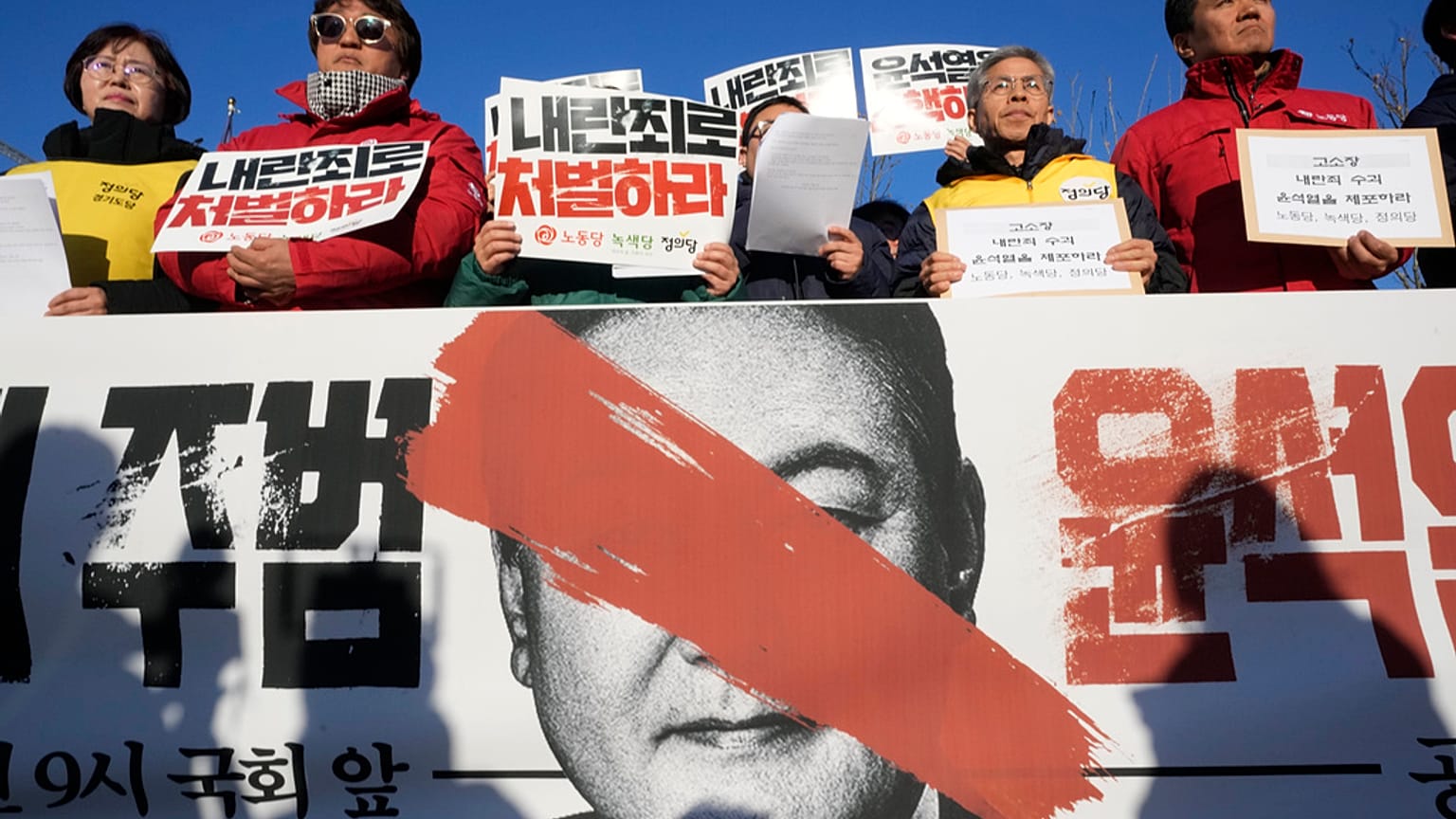 Des manifestants demandent la démission du président sud-coréen Yoon Suk Yeol devant l'Assemblée nationale à Séoul, le mercredi 4 décembre 2024.