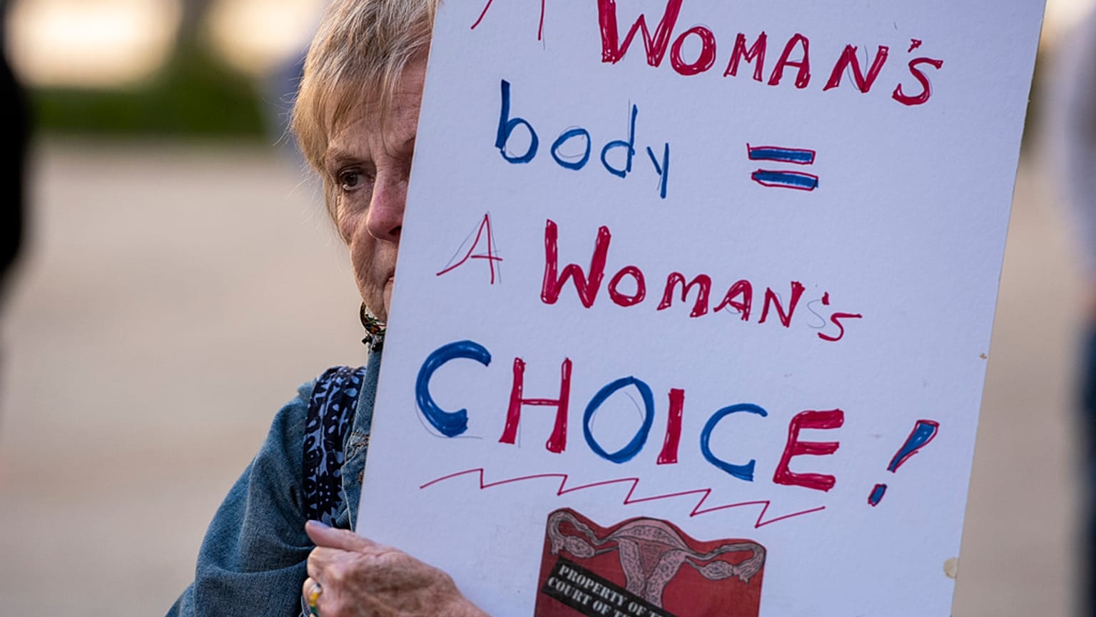 Az elmúlt években több országban is tüntettek az abortusztörvények enyhítése és szigorítása ellen is