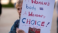 Az elmúlt években több országban is tüntettek az abortusztörvények enyhítése és szigorítása ellen is