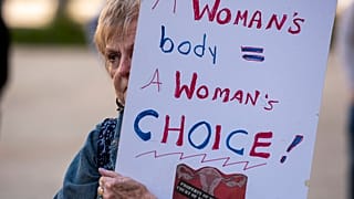 Az elmúlt években több országban is tüntettek az abortusztörvények enyhítése és szigorítása ellen is