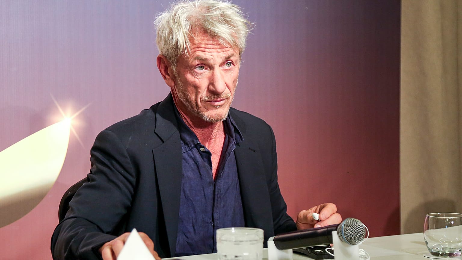 El actor y director de cine estadounidense Sean Penn habla con la prensa durante una conferencia en el Festival Internacional de Cine de Marrakech - 3 de diciembre de 2024