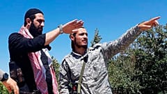  أبو محمد الجولاني زعيم هيئة تحرير الشام وزعيم فرع تنظيم القاعدة في سوريا يتحدث مع أحد المقاتلين في ريف اللاذقية
