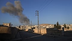 الدخان المتصاعد من غارة جوية نفذها الجيش السوري يتصاعد في سماء بلدة خان شيخون جنوب إدلب، سوريا، الثلاثاء، 3 ديسمبر/كانون الأول 2024