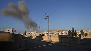 الدخان المتصاعد من غارة جوية نفذها الجيش السوري يتصاعد في سماء بلدة خان شيخون جنوب إدلب، سوريا، الثلاثاء، 3 ديسمبر/كانون الأول 2024