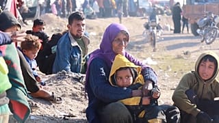 Tausende von aus Aleppo vertriebenen Kurden treffen in den von Kurden kontrollierten Gebieten bei Raqqa ein