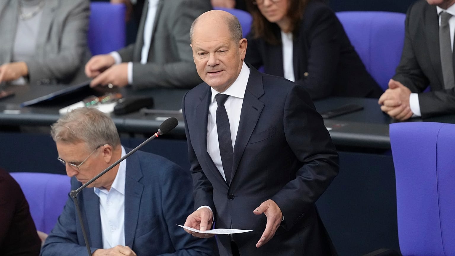 Scholz risponde alle domande del Bundestag tedesco in vista del voto di fiducia