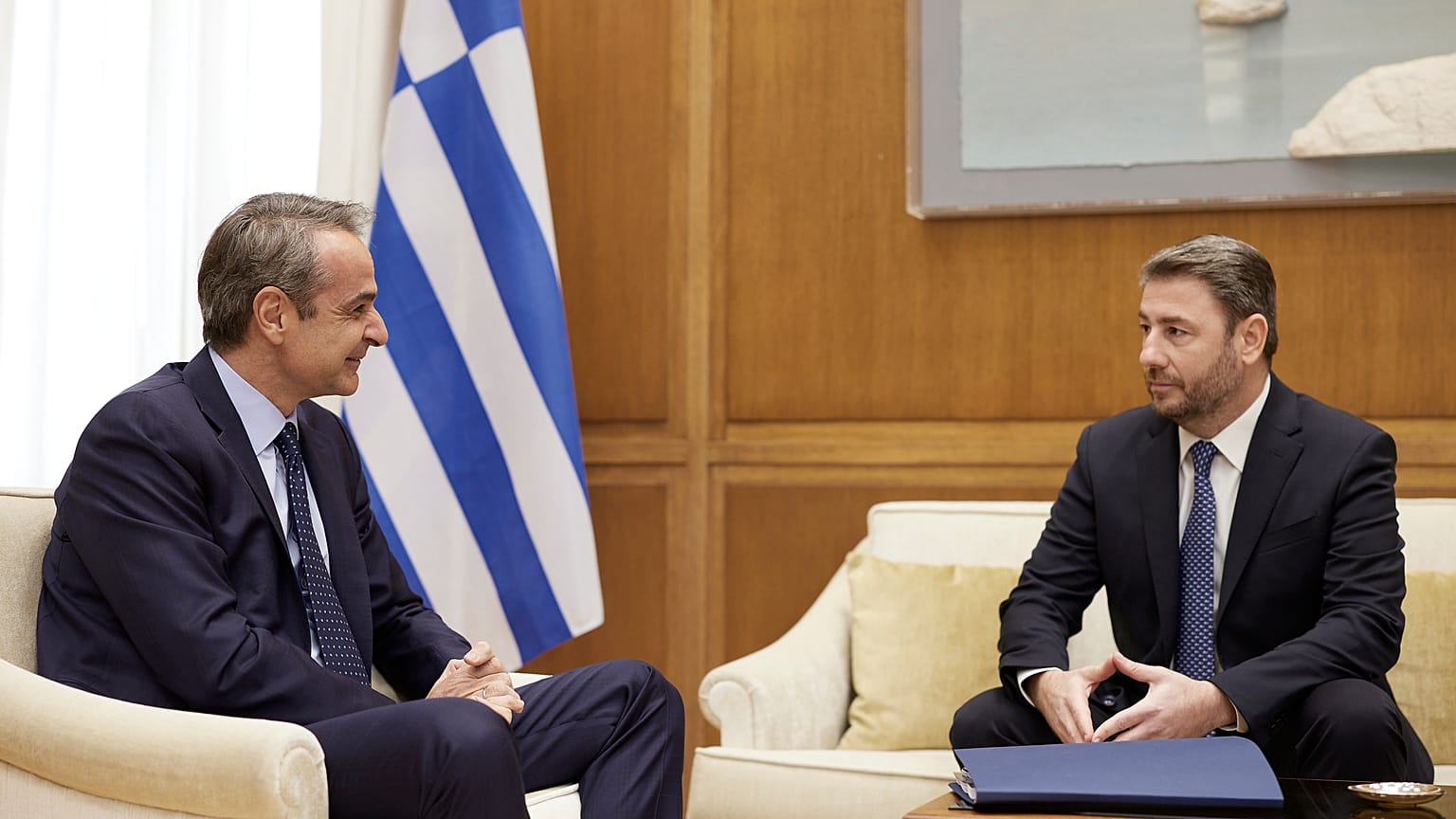 Ο πρωθυπουργός Κυριάκος Μητσοτάκης (Α) συνομιλεί με τον πρόεδρο ΠΑΣΟΚ - ΚΙΝΑΛ Νίκο Ανδρουλάκη (Δ), κατά τη διάρκεια της συνάντησής τους στο γραφείο του πρωθυπουργού στη Βουλή