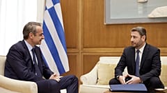 Ο πρωθυπουργός Κυριάκος Μητσοτάκης (Α) συνομιλεί με τον πρόεδρο ΠΑΣΟΚ - ΚΙΝΑΛ Νίκο Ανδρουλάκη (Δ), κατά τη διάρκεια της συνάντησής τους στο γραφείο του πρωθυπουργού στη Βουλή