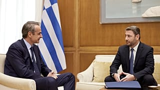 Ο πρωθυπουργός Κυριάκος Μητσοτάκης (Α) συνομιλεί με τον πρόεδρο ΠΑΣΟΚ - ΚΙΝΑΛ Νίκο Ανδρουλάκη (Δ), κατά τη διάρκεια της συνάντησής τους στο γραφείο του πρωθυπουργού στη Βουλή
