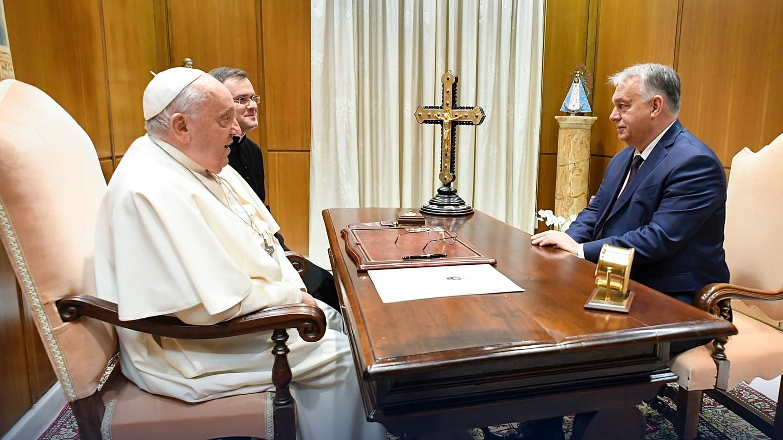 El Papa Francisco recibe al primer ministro húngaro, Víktor Orbán, en Ciudad del Vaticano este miércoles. 