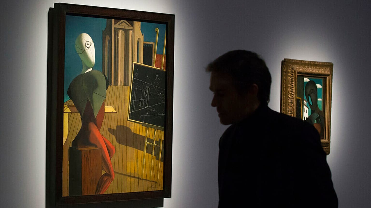Dosya fotoğrafı: Bir adam, Yunanistan doğumlu İtalyan sanatçı Giorgio de Chirico'nun 'Le Prophete, 1914-1915' adlı tablosuna bakıyor, Pompidou Merkezi, Paris, 29 Ekim 2013 