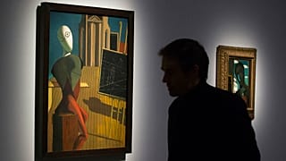 Dosya fotoğrafı: Bir adam, Yunanistan doğumlu İtalyan sanatçı Giorgio de Chirico'nun 'Le Prophete, 1914-1915' adlı tablosuna bakıyor, Pompidou Merkezi, Paris, 29 Ekim 2013 