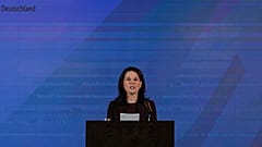 Министр иностранных дел Германии Анналена Баербок выступает на пресс-брифинге в отеле в Пекине, понедельник, 2 декабря 2024 года.