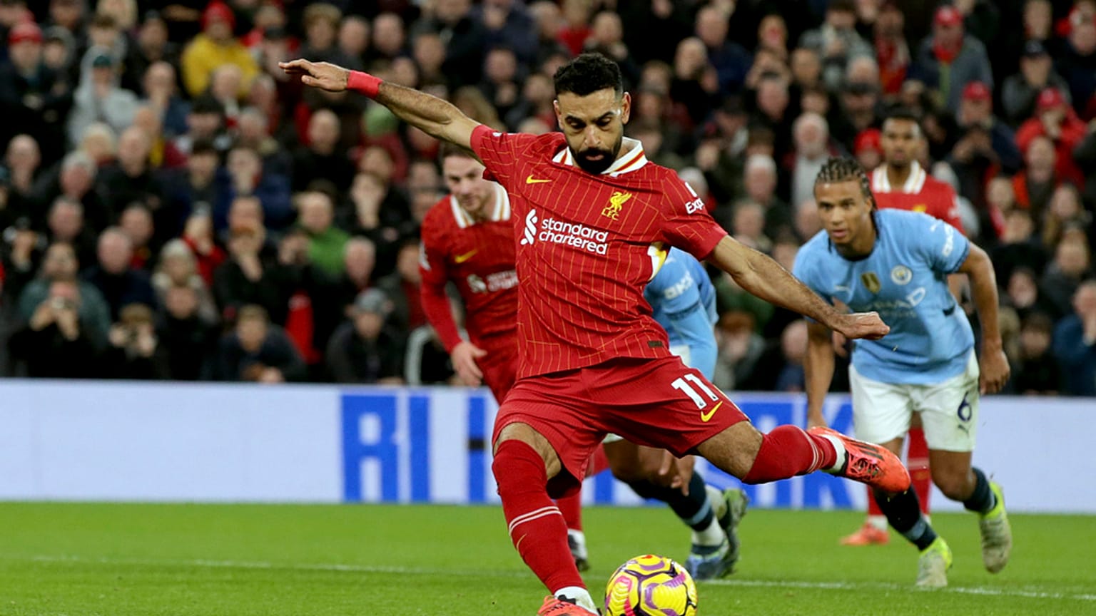 محمد صلاح لاعب ليفربول يسجل الهدف الثاني لفريقه من ركلة جزاء خلال مباراة الدوري الإنجليزي الممتاز لكرة القدم بين ليفربول ومانشستر سيتي 1 كانون الأول ديسمبر 2024