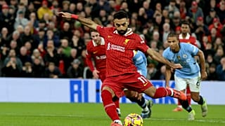 محمد صلاح لاعب ليفربول يسجل الهدف الثاني لفريقه من ركلة جزاء خلال مباراة الدوري الإنجليزي الممتاز لكرة القدم بين ليفربول ومانشستر سيتي 1 كانون الأول ديسمبر 2024