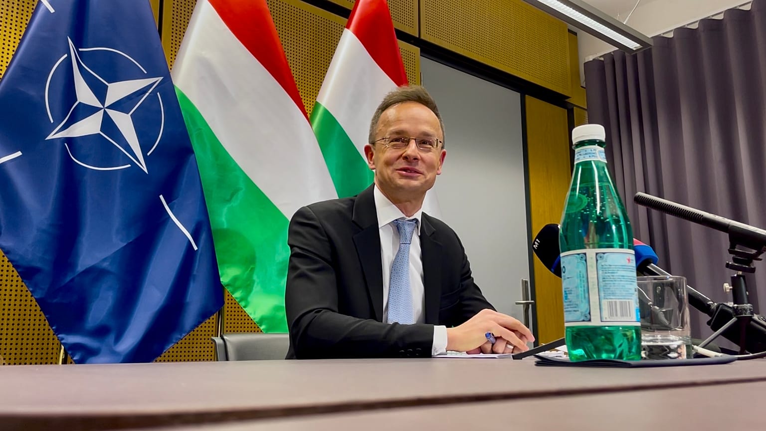 Szijjártó Péter sajtótájékoztatót tart Brüsszelben, a NATO központjában