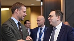 Jan Lipavský, ministro checo dos Negócios Estrangeiros (à direita). 