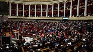 L'Assemblea nazionale riunita per il voto di sfiducia che potrebbe far cadere il primo ministro e il governo per la prima volta dal 1962, Parigi, 4 dicembre 2024