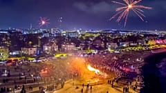 Lagerfeuer und Feuerwerk erhellen Reykjavík.