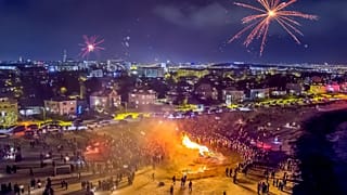 Hogueras y fuegos artificiales iluminan Reikiavik.