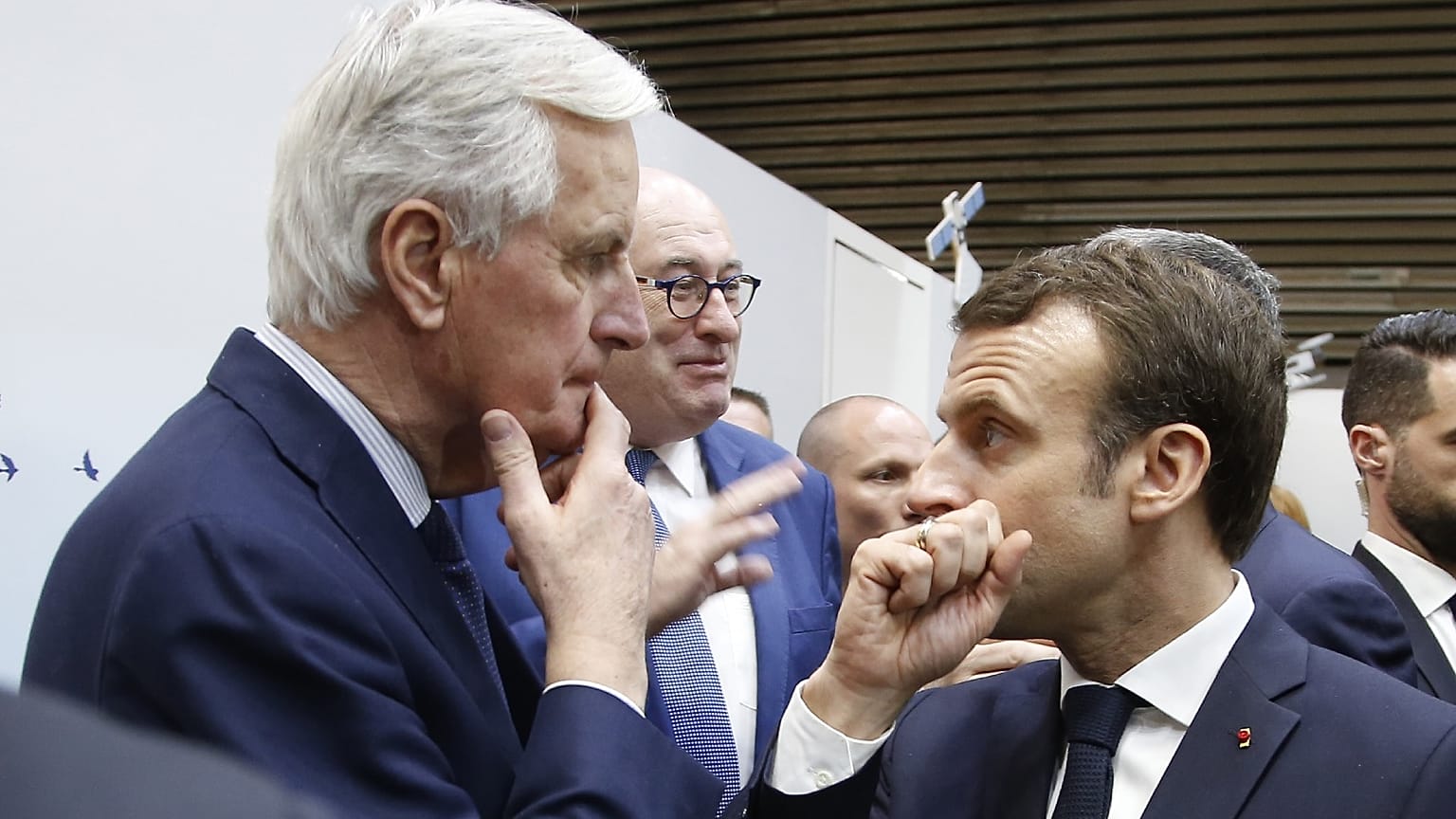 O Presidente francês Emmanuel Macron, à direita, sussurra ao negociador-chefe da União Europeia para o Brexit, Michel Barnier, na Feira Internacional de Agricultura, em Paris, a 23 de fevereiro de 2019.