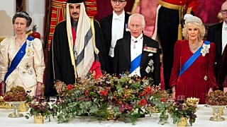 الملك البريطاني تشارلز الثالث، الثاني إلى اليمين، أمير قطر الشيخ تميم بن حمد آل ثاني، الثاني إلى اليسار، خلال مأدبة رسمية في قصر باكنغهام، الثلاثاء 3 ديسمبر/كانون الأول 2024