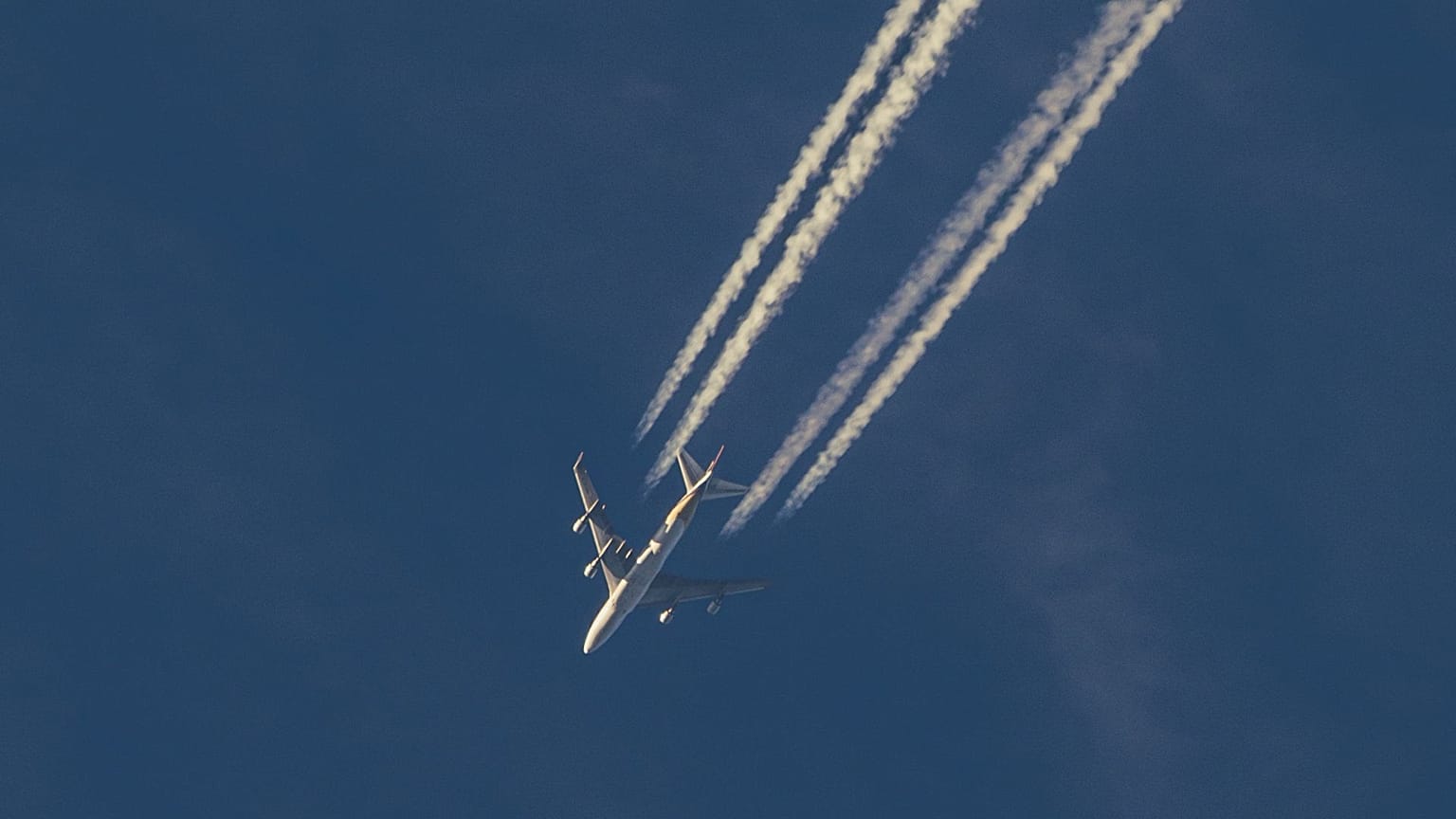 Τα ίχνη υδρατμών αεροπλάνων ή contrails αποτελούν εδώ και καιρό αντικείμενο της θεωρίας συνωμοσίας chemtrail.