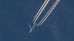 Les traînées de condensation des avions font depuis longtemps l'objet de la théorie du complot des "chemtrails".