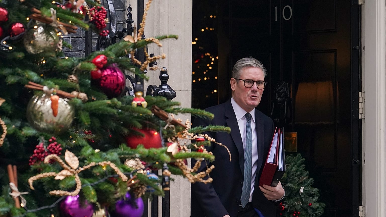 O primeiro-ministro britânico, Keir Starmer, sai do número 10 de Downing Street e dirige-se ao Parlamento para assistir à sessão de perguntas do primeiro-ministro, em Londres, a 4 de dezembro de 2024.