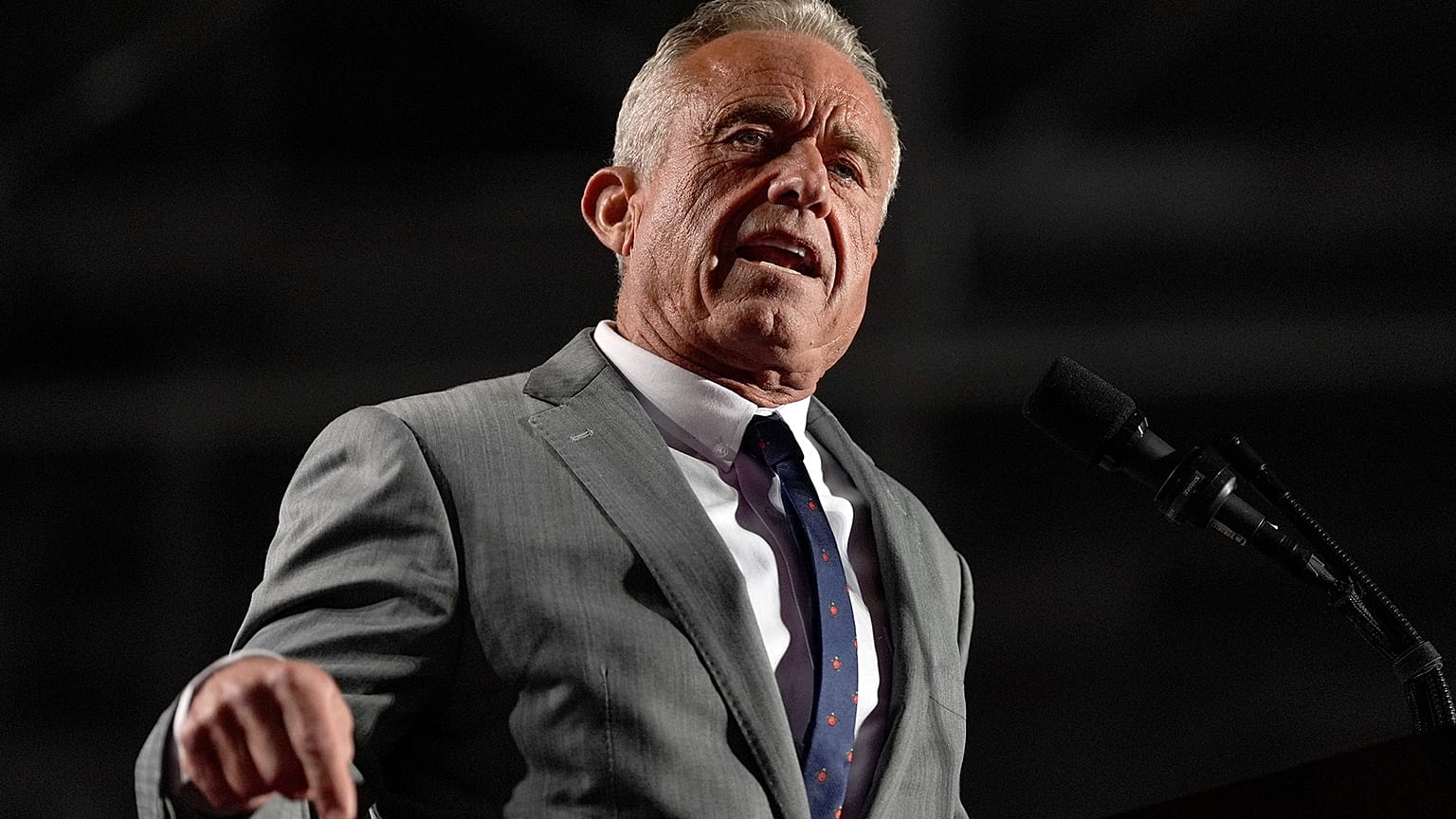 Robert F Kennedy Jr, Cumhuriyetçi başkan adayı eski Başkan Donald Trump'ın Macomb Community College'daki miting öncesinde konuşuyor, 1 Kasım 2024