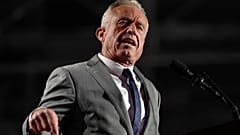 Robert F Kennedy Jr, Cumhuriyetçi başkan adayı eski Başkan Donald Trump'ın Macomb Community College'daki miting öncesinde konuşuyor, 1 Kasım 2024