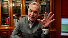 Calin Georgescu, le candidat indépendant à la présidence qui a remporté le premier tour des élections présidentielles, lors d'une interview avec AP à Izvorani, Roumanie, 4.12.2024