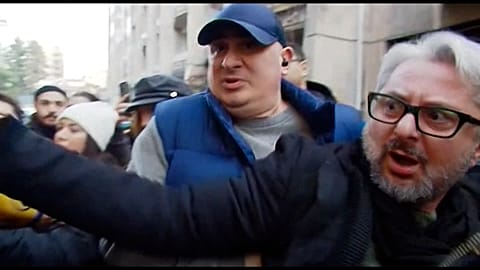 Polizei nimmt die Vorsitzende der Koalition für den Wandel, Nika Gvaramia, inmitten von Protesten gegen die Regierung fest