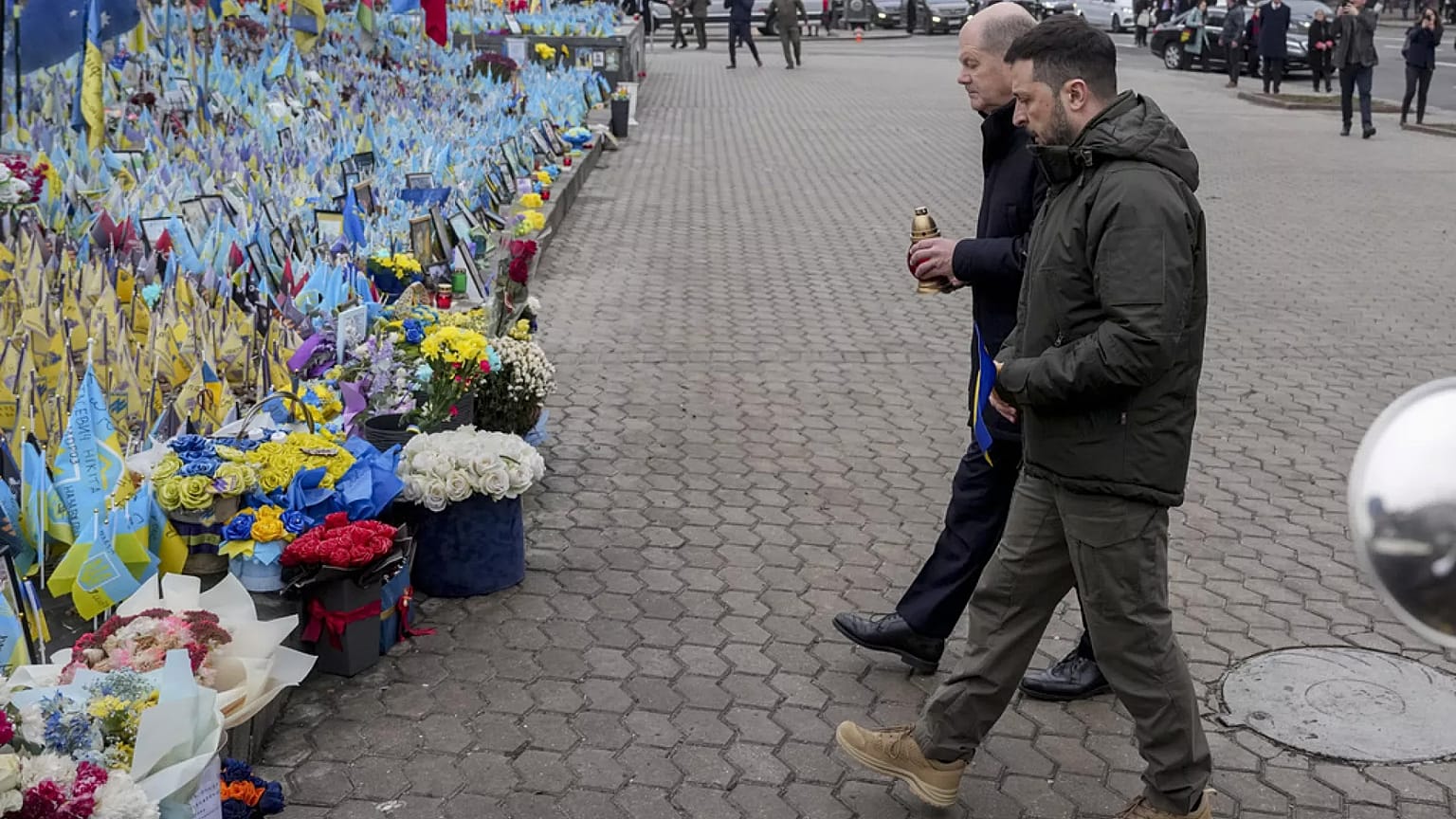 Ukrayna Devlet Başkanı Volodimir Zelenskiy (sağda) ve Almanya Başbakanı Olaf Scholz, Ulusal Hafıza Halk Anıtı yakınında şehit askerleri anma törenine katıldı.