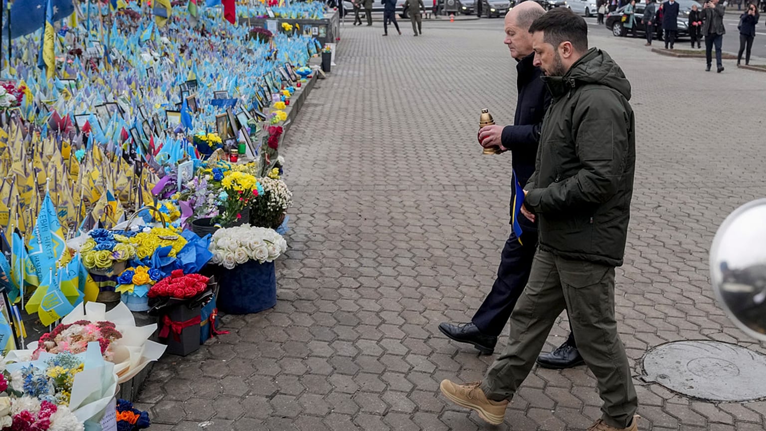 Der ukrainische Präsident und der Bundeskanzler nehmen an einer Zeremonie zur Ehrung gefallener Soldaten in der Nähe der Volksgedenkstätte des Nationalen Gedenkens in Kyjiw.