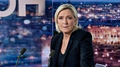 La dirigeante de l'extrême droite française Marine Le Pen pose avant une interview sur la chaîne de télévision française TF1, à Boulogne-Billancourt, en banlieue parisienne, mercredi 4 décembre 2024. 