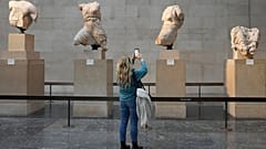 Επισκέπτρια φωτογραφίζει τα Γλυπτά του Παρθενώνα στο Βρετανικό Μουσείο στο Λονδίνο